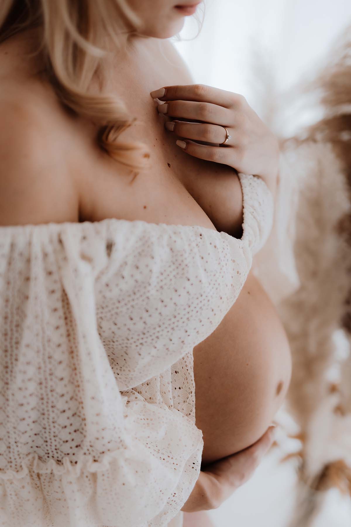 schwangere die ihren Bauch festhält